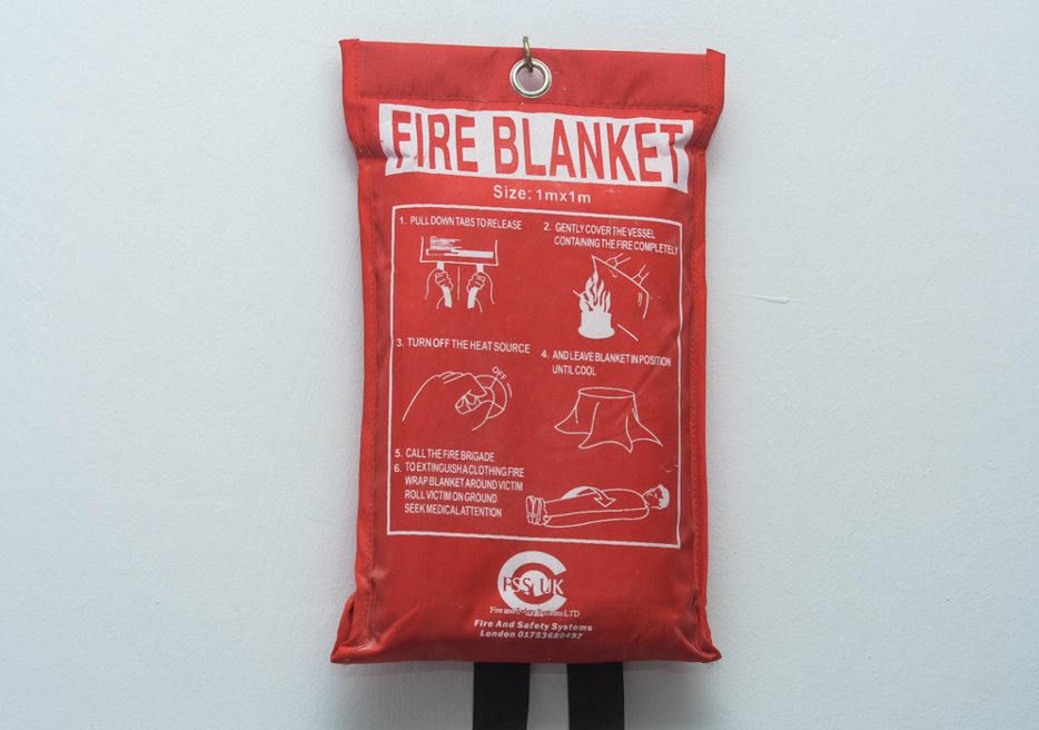 how a fire blanket works